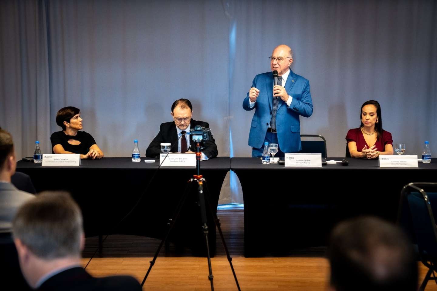 Desafio é a sustentabilidade econômica, diz deputado Arnaldo Jardim em Café com Autoridade da Abrig