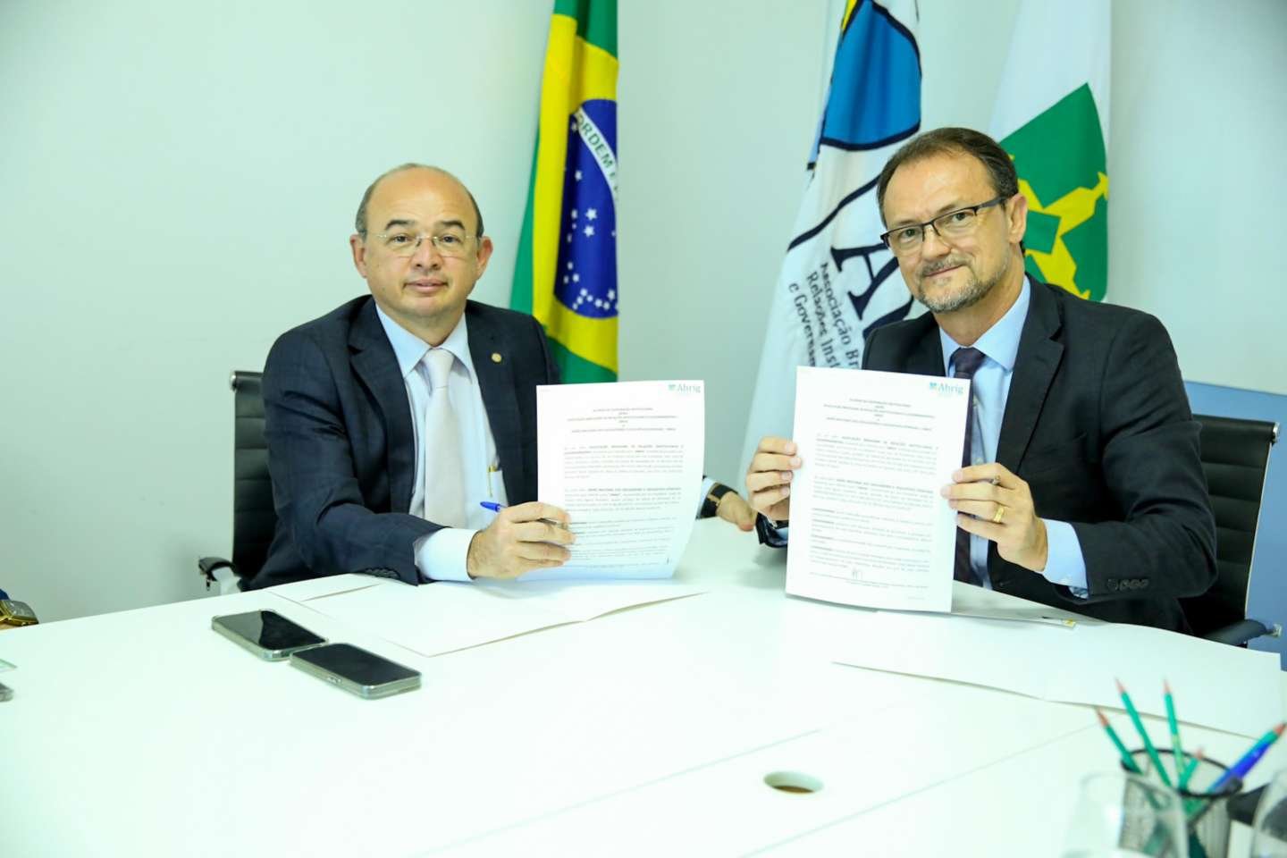 Abrig e União Nacional dos Legisladores e Legislativos Estaduais assinam acordo de cooperação institucional
